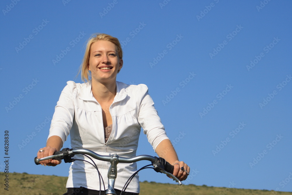 Obraz premium Happy healthy teenager cycling down a steep hill