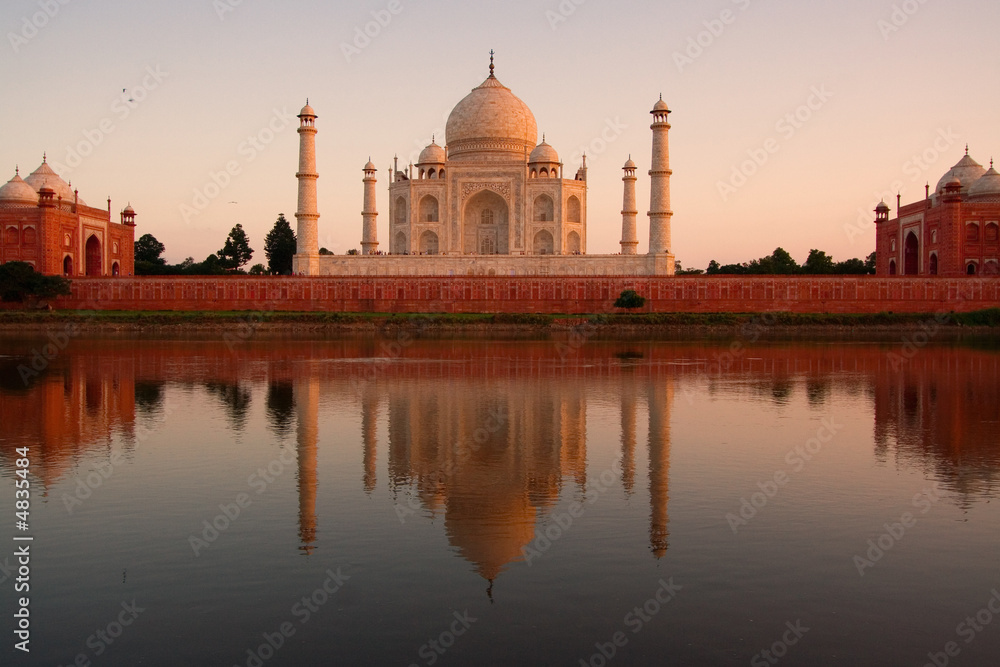 Obraz premium Taj Mahal reflected in river