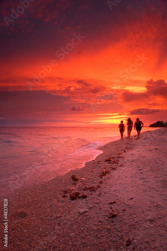 Tropical beach sunset © Tommy Schultz