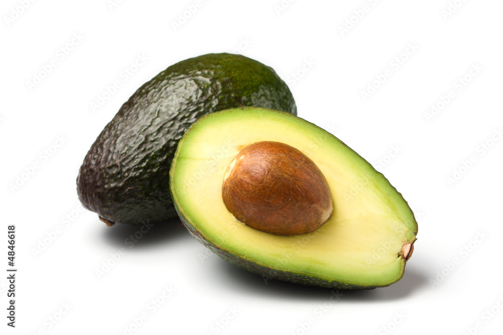 Fototapeta ganze und halbe avocado isoliert auf weiss