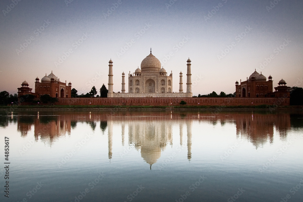 Obraz premium Taj Mahal reflected in river at twilight