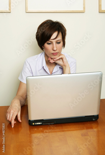 Winan looks at the laptop