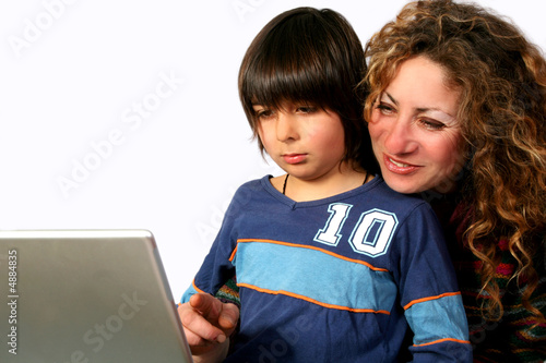 Mutter und Sohn am Laptop