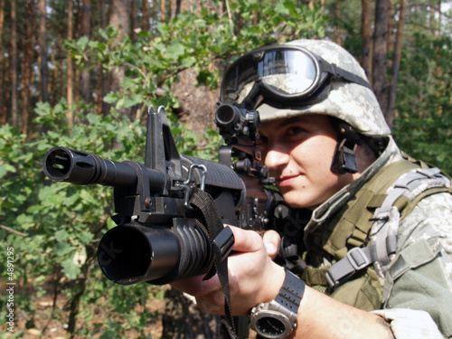 Soldier aiming with M4 carbine