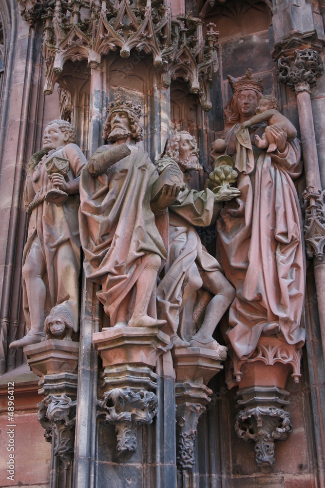 Personnages sur la façade de la cathédrâle de Strasbourg