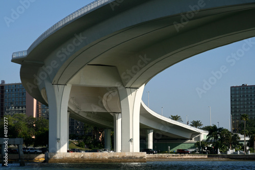 curved concrete bridge support