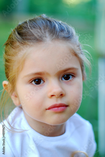 beauti girl portrait vertiv=cal
