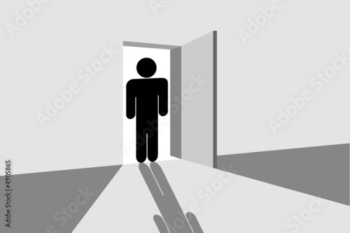 Porte ouverte sur une silhouette