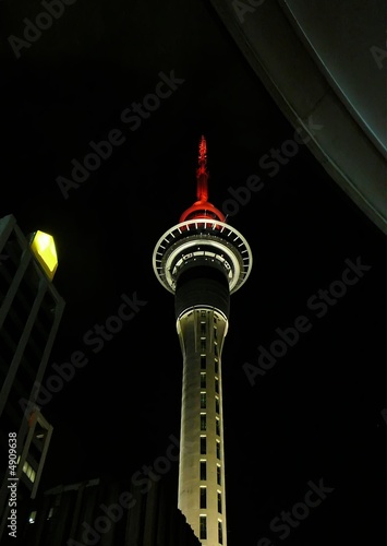 Skytower bei Nacht photo