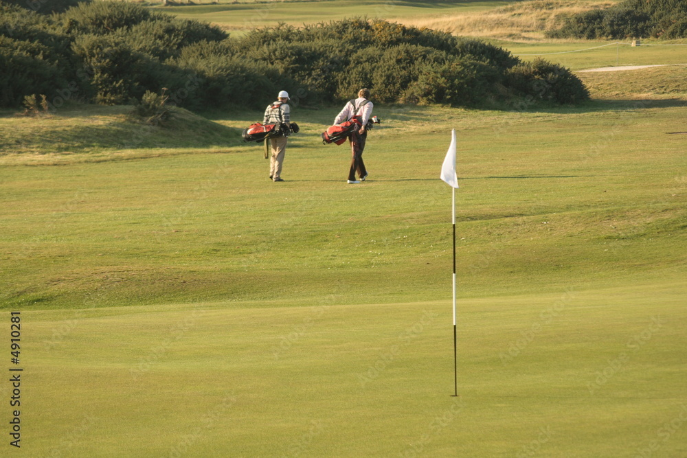 Obraz premium golf players walking from green