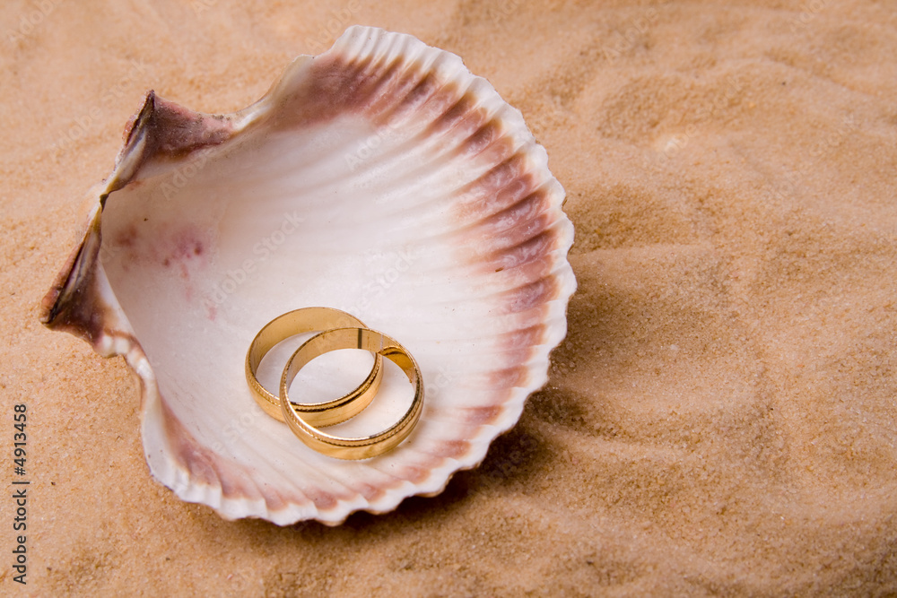 Naklejka premium Gold wedding ring