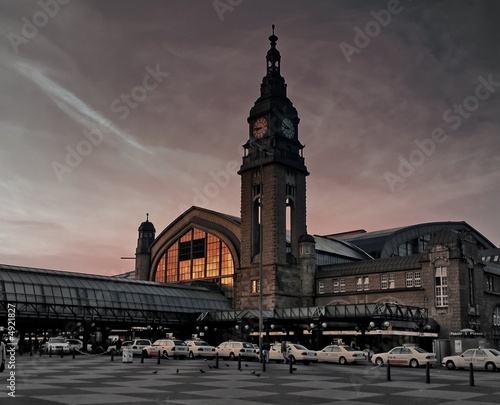 Hamburg Hauptbahnhof in der Dämmerung