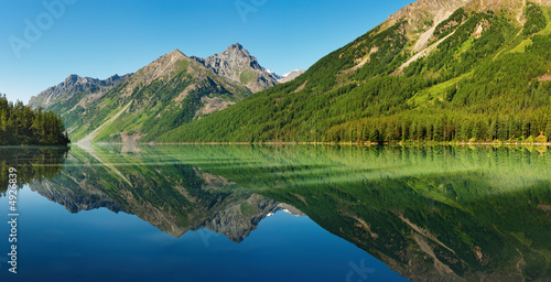Quadro su tela Landscape with mountains reflected in quiet lake