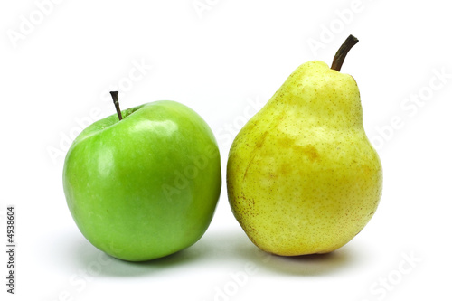 Apfel und Birne ganz vor weißem Hintergrund