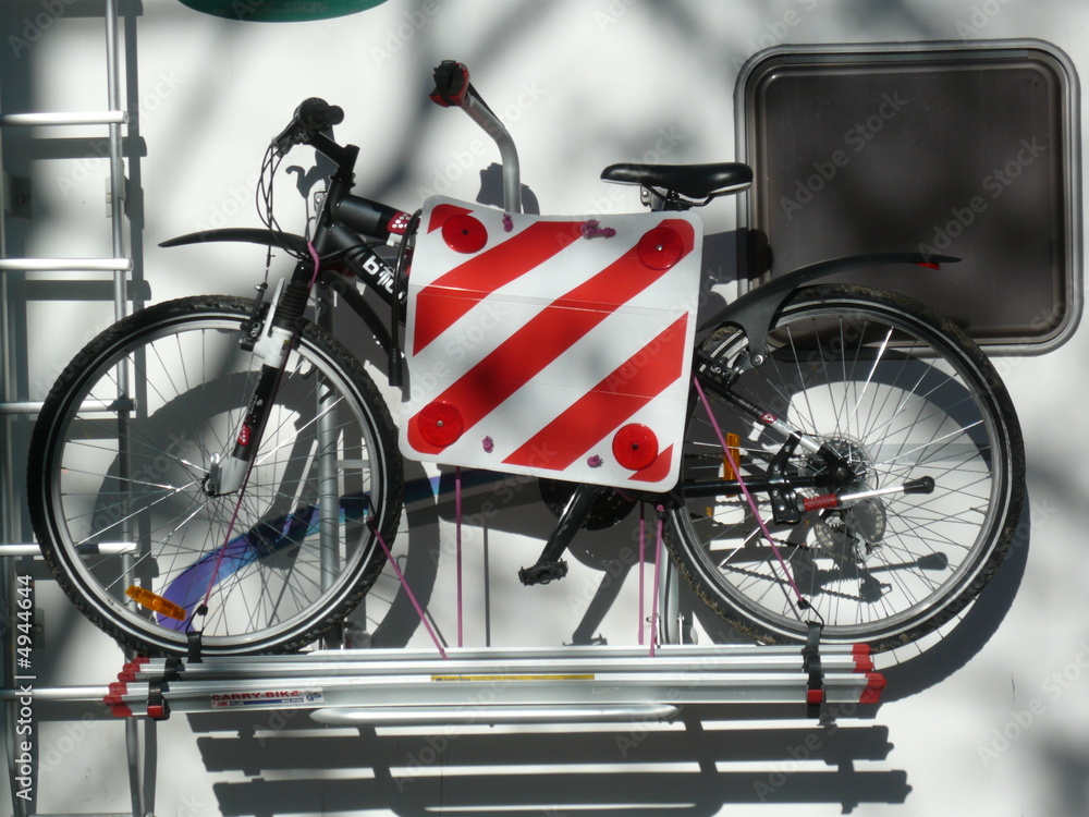 Fototapeta premium fahrrad an wohnmobil