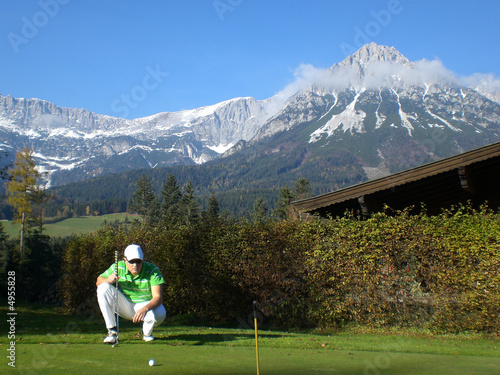 Golfspieler in den Alpen photo