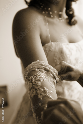 enfilage du gant de la mariée