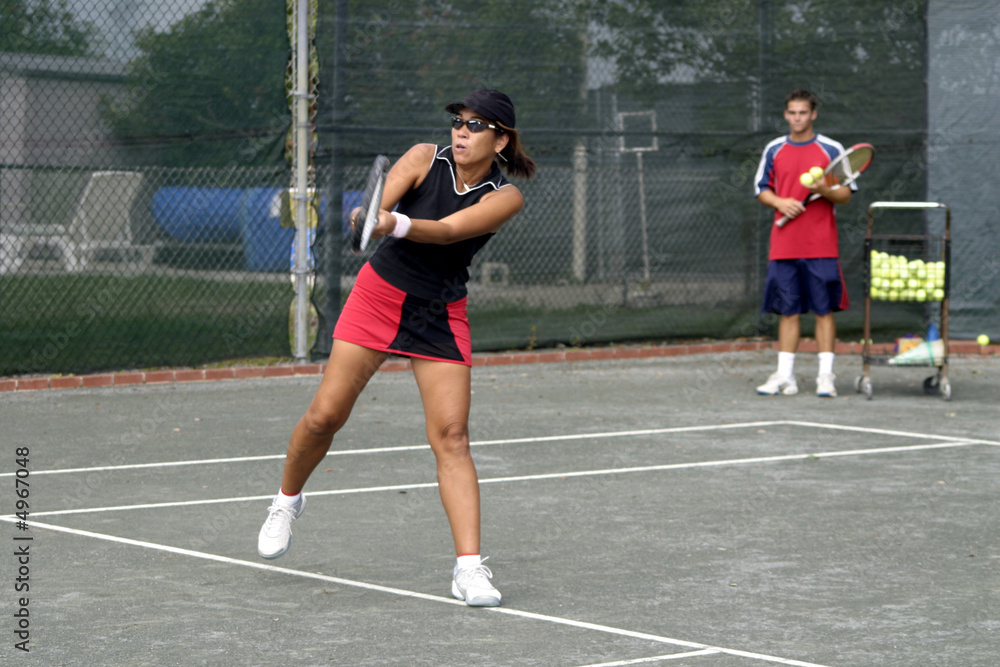 Obraz premium ethnic tennis player taking lesson