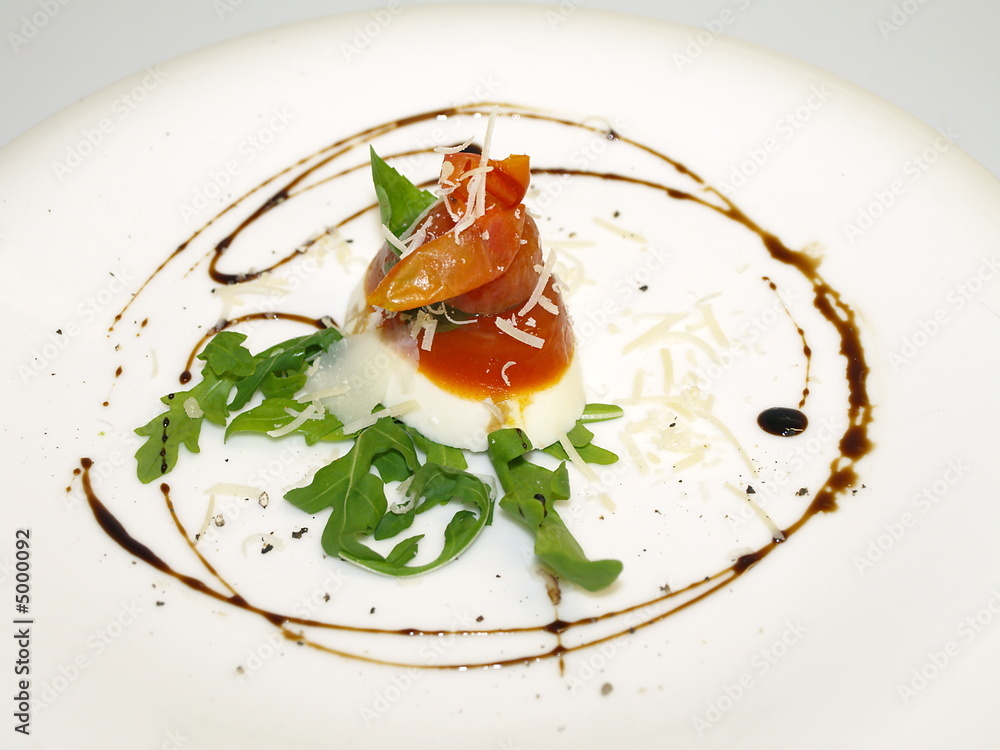 tomate mozzarella timbale mit ruccolasalat tomate mozzarella timbale mit ruccolasalat