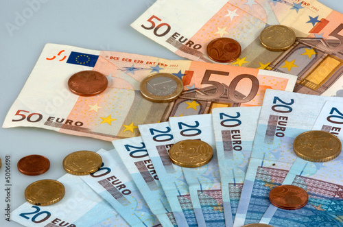 Euro-Banknoten und Muenzen photo