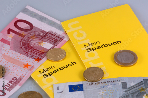 Sparbücher mit Eurobanknoten und Euromünzen photo