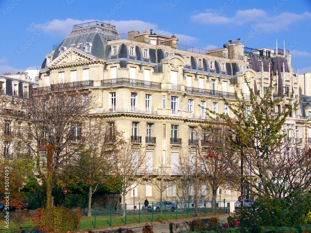 Grand immeuble classique parisien, France