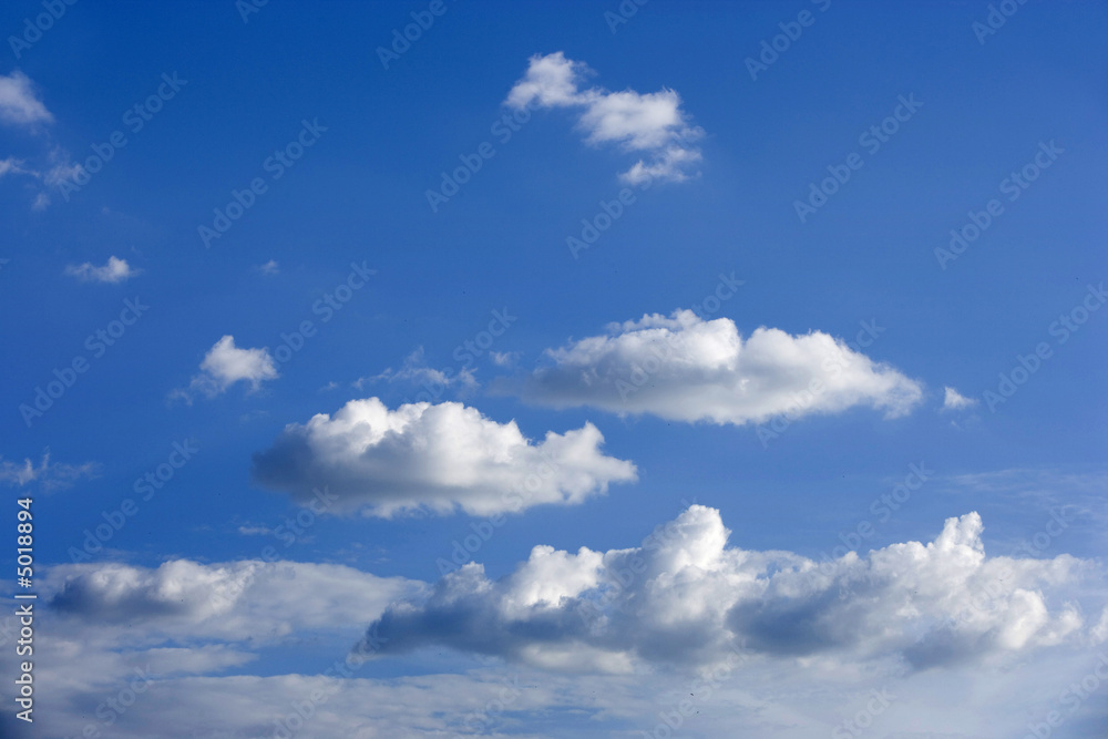 Obraz premium Cielo azul nubes blancas 