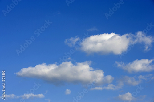 Cielo azul nubes blancas