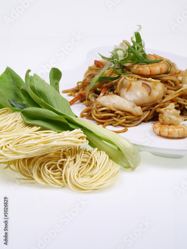 chinesische nudeln mit garnelen und tintenfisch