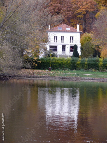 Maison blanche au bord de l'étang