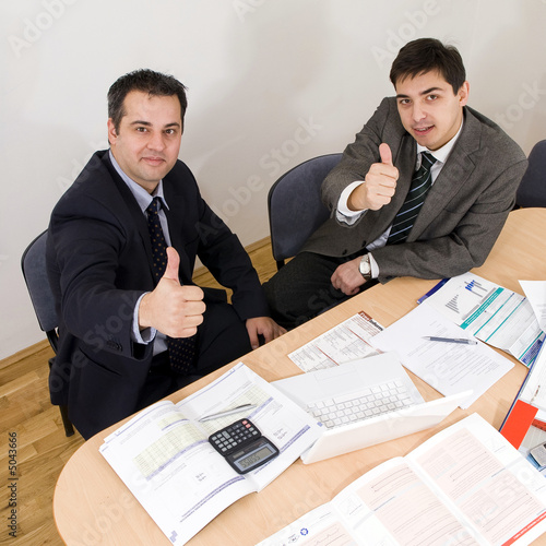 two collegues thumbs up