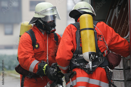 Feuerwehrmänner mit Atemschutzgerät