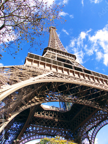 Tour Eiffel en contre plongée