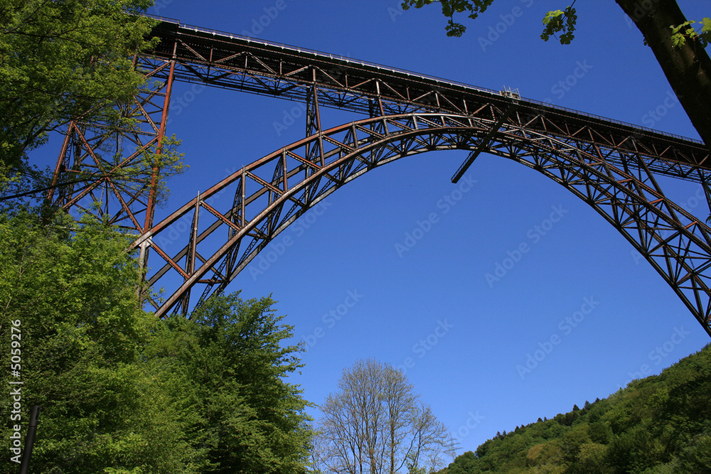 Eisenbahnbrücke im Brückenpark Müngsten bei Solingen
