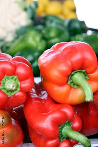 étalage de poivrons au marché