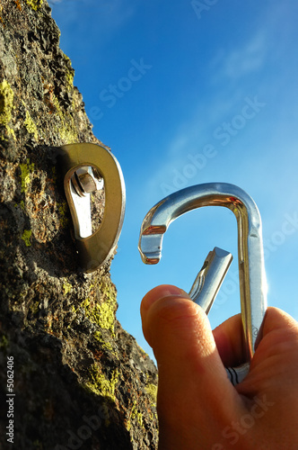 фотографія HAND ATTACHING CARABINER