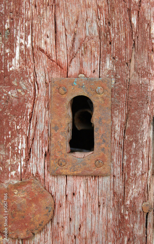 Cerradura en puerta vieja