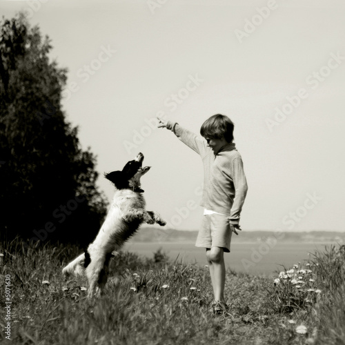 Fotografía kid plays with dog