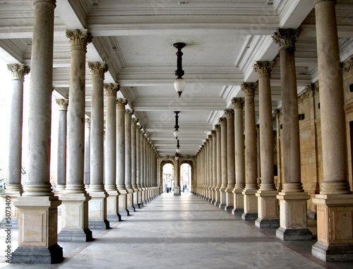 Photographie Colonnade in the famous spa resort Karlovy Vary aka Karlsbad