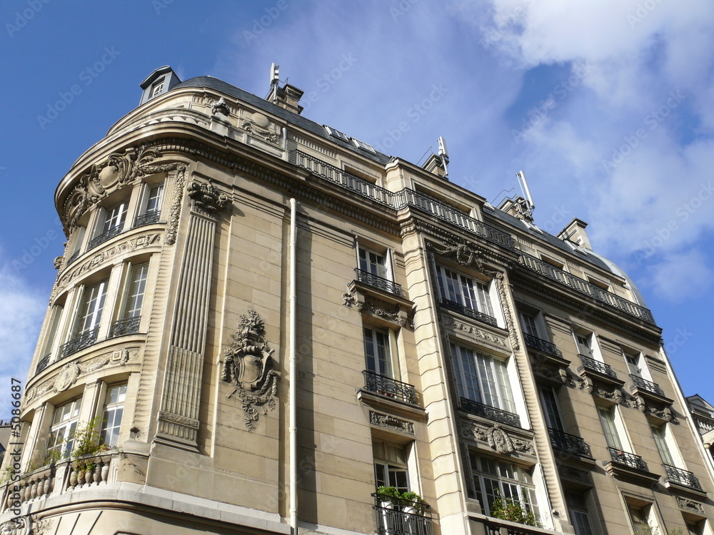 Immeuble de pierre, façade arrondie, Paris
