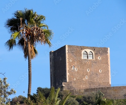 Foto Paternò the norman castle and the palm