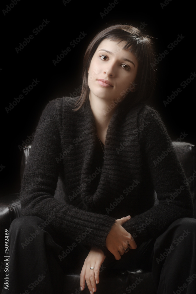 Naklejka premium Young woman against a dark background