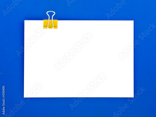 Blank note clipped on blue clipboard
