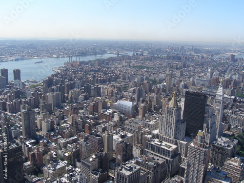 Blick von wolkenkratzer auf halbinsel manhattan in new york © henryart