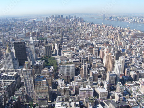 Blick von wolkenkratzer auf halbinsel manhattan in new york