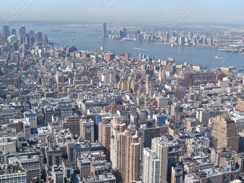 Blick von wolkenkratzer auf halbinsel manhattan in new york