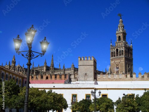 Farola, Giralda al fondo, Sevilla