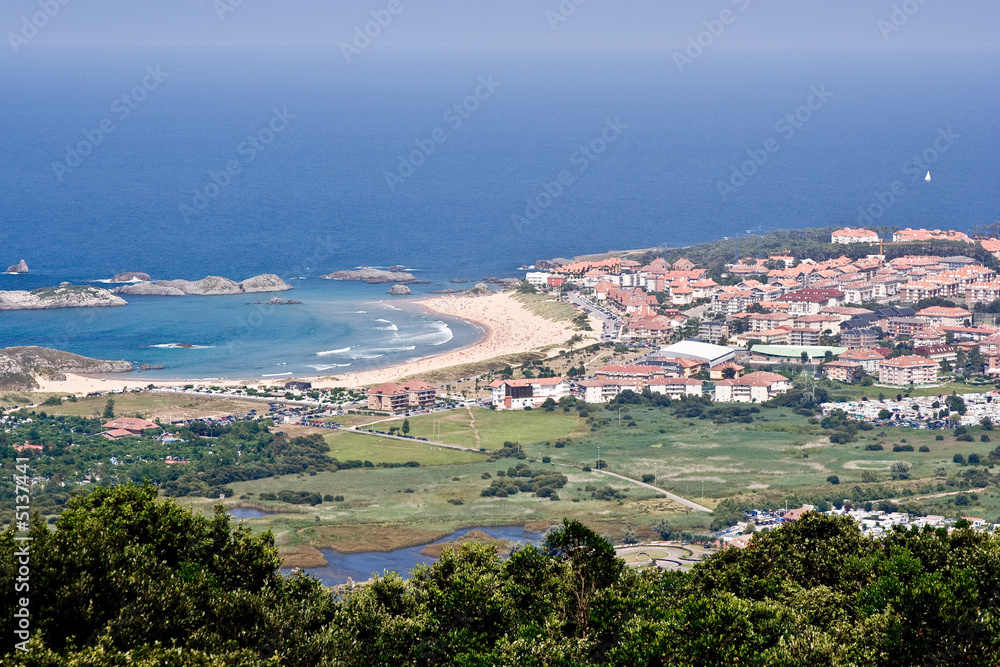 pueblo costero:  Isla, Cantabria, Spain