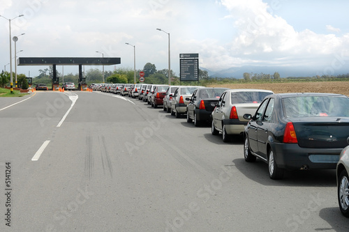 Fila de carros esperando el peaje