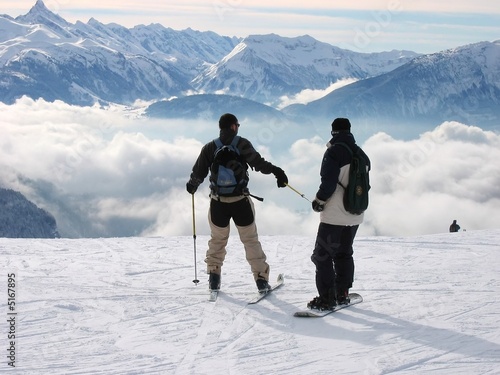 Skieurs haute montagne - concept entraide, risque, equipe